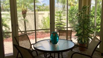 Villa, Berbilang Katil, Lanai, Garden View | Tempat makan