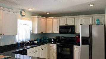 Villa, Multiple Beds, Lanai, Garden View | Private kitchen | Fridge, microwave, oven, stovetop