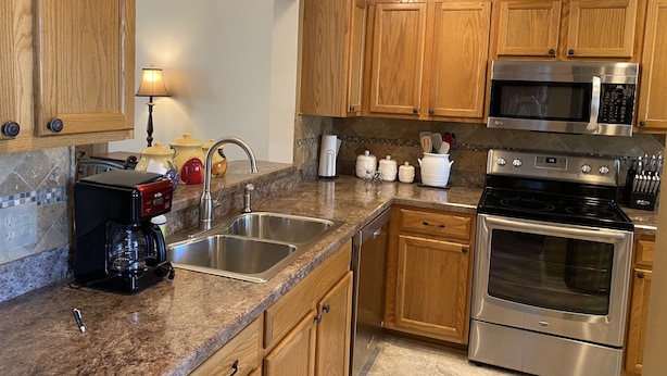 House, Multiple Beds, Lanai, Garden View | Private kitchen - 2010 San Leonardo Way (Lady Lake)