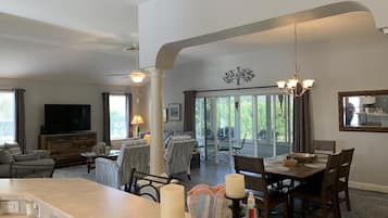 House, Multiple Beds, Lanai, Garden View | Dining