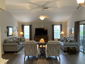 House, Multiple Beds, Lanai, Garden View | Living area
