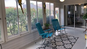 Huis, meerdere bedden, veranda, uitzicht op tuin | Terras