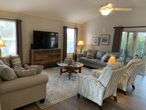 House, Multiple Beds, Lanai, Garden View | Living area | TV - 633 Cokesbury Dr (The Villages)