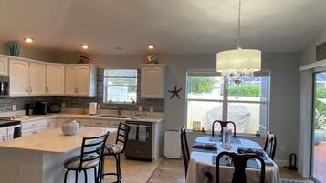 House, Multiple Beds, Patio, City View | Private kitchen | Fridge, microwave, oven, stovetop