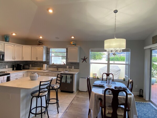 Casa, várias camas, varanda, vista para a cidade | Cozinha privada | Geladeira, micro-ondas, fogão, cooktop