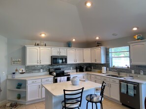 Casa, várias camas, varanda, vista para a cidade | Cozinha privada | Geladeira, micro-ondas, fogão, cooktop