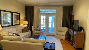 House, Multiple Beds, Lanai, Golf View | Living area | TV