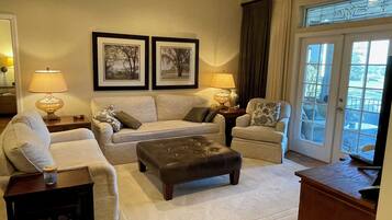 Rumah, Beberapa Tempat Tidur, beranda, pemandangan lapangan golf | Area keluarga | TV