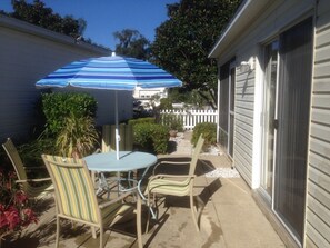 Villa, plusieurs lits, véranda, vue jardin | Terrasse/Patio