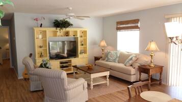 Vila, Beberapa Tempat Tidur, beranda, pemandangan kebun | Area keluarga | TV