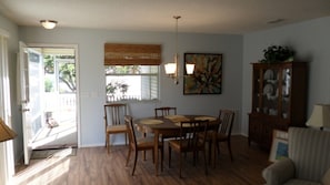 Villa, varias camas, lanai, vista al jardín | Restaurantes