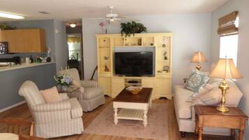 Vila, Beberapa Tempat Tidur, beranda, pemandangan kebun | Area keluarga | TV