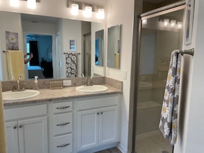 Nhà, nhiều giường, lanai, quang cảnh vườn | Phòng tắm