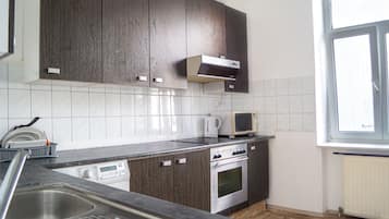 Full-sized fridge, microwave, oven, stovetop