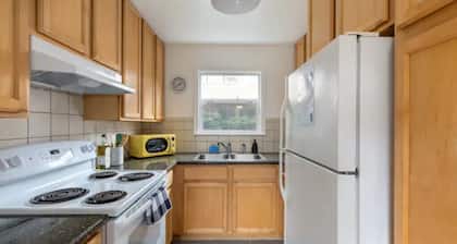 Game room, hot tub, 20 min to SF, beach 1 block away