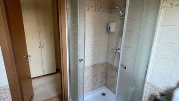 Classic Apartment | Bathroom | Shower, free toiletries, hair dryer, towels