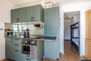 Refrigerador, microondas, horno y cafetera y tetera