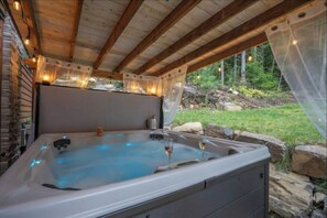 Banyera d'hidromassatge a l'aire lliure