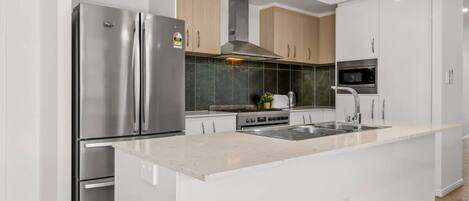 Réfrigérateur, micro-ondes, four, plaque de cuisson