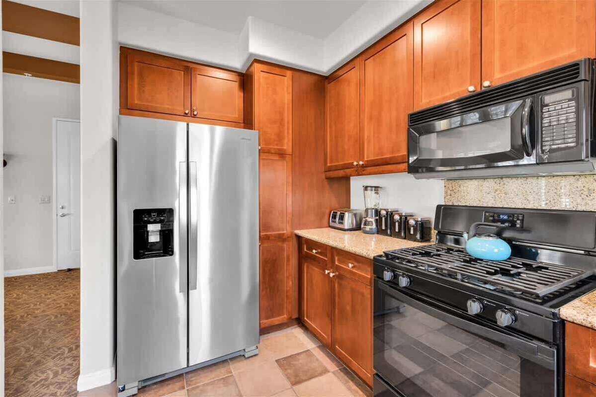 Coffee/tea maker, fridge, microwave, oven