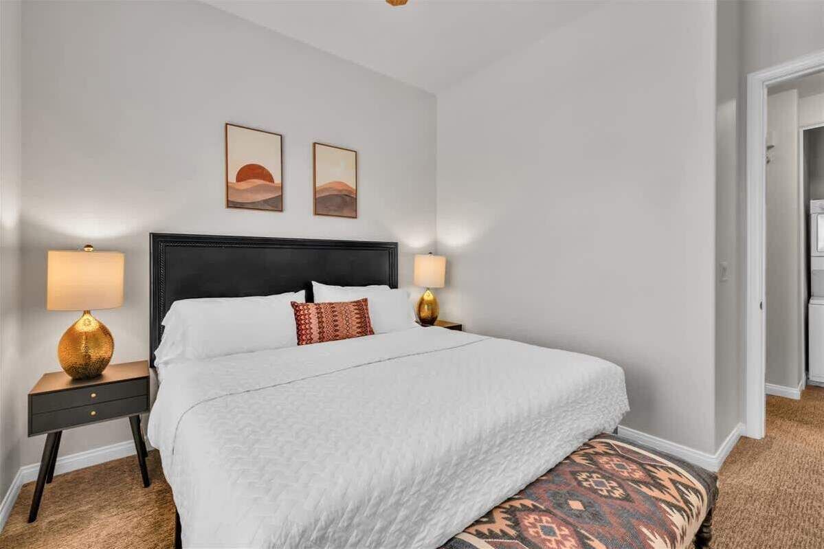 1 dormitorio, escritorio, tabla de planchar con plancha y wifi
