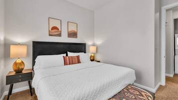 1 dormitorio, escritorio, tabla de planchar con plancha y wifi