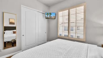1 bedroom, desk, iron/ironing board, WiFi