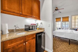 1 bedroom, desk, iron/ironing board, WiFi