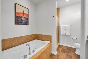 Baignoire, séchoir à cheveux, serviettes fournies