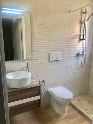 Doccia, asciugacapelli, bidet, asciugamani