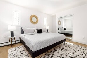 2 bedrooms, desk, iron/ironing board, travel crib - Allendale. Sleeps 6. 1 King 2x DBL. 1GB. 5 MIN UOFA. (Edmonton)