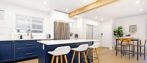 Refrigerador, microondas, horno, placa de cocina