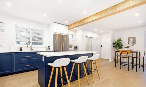 Allendale. Sleeps 6. 1 King 2x DBL. 1GB. 5 MIN UOFA.