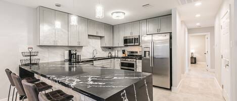 Kylskåp, mikrovågsugn, ugn och spishäll