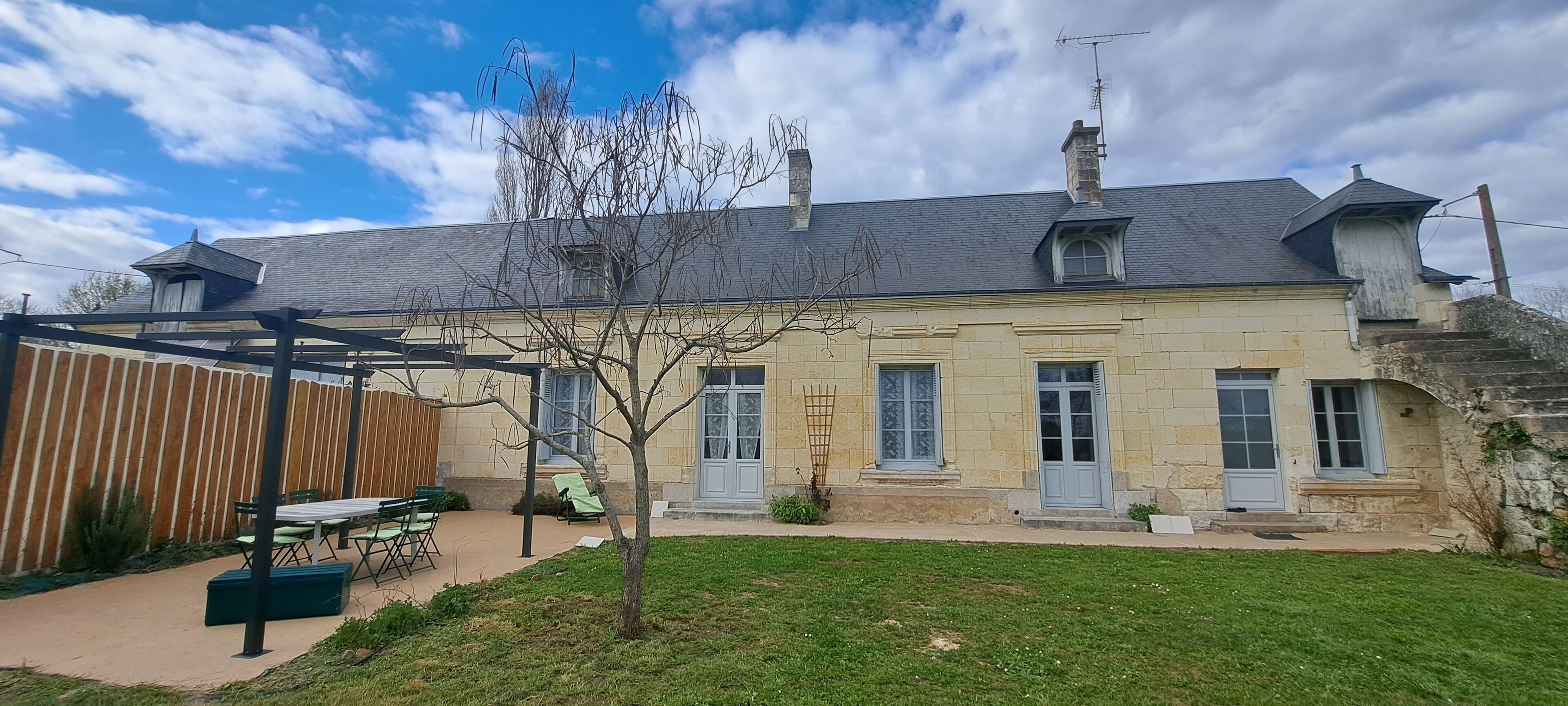 Pretty farmhouse in the heart of the Bourgueil vineyards