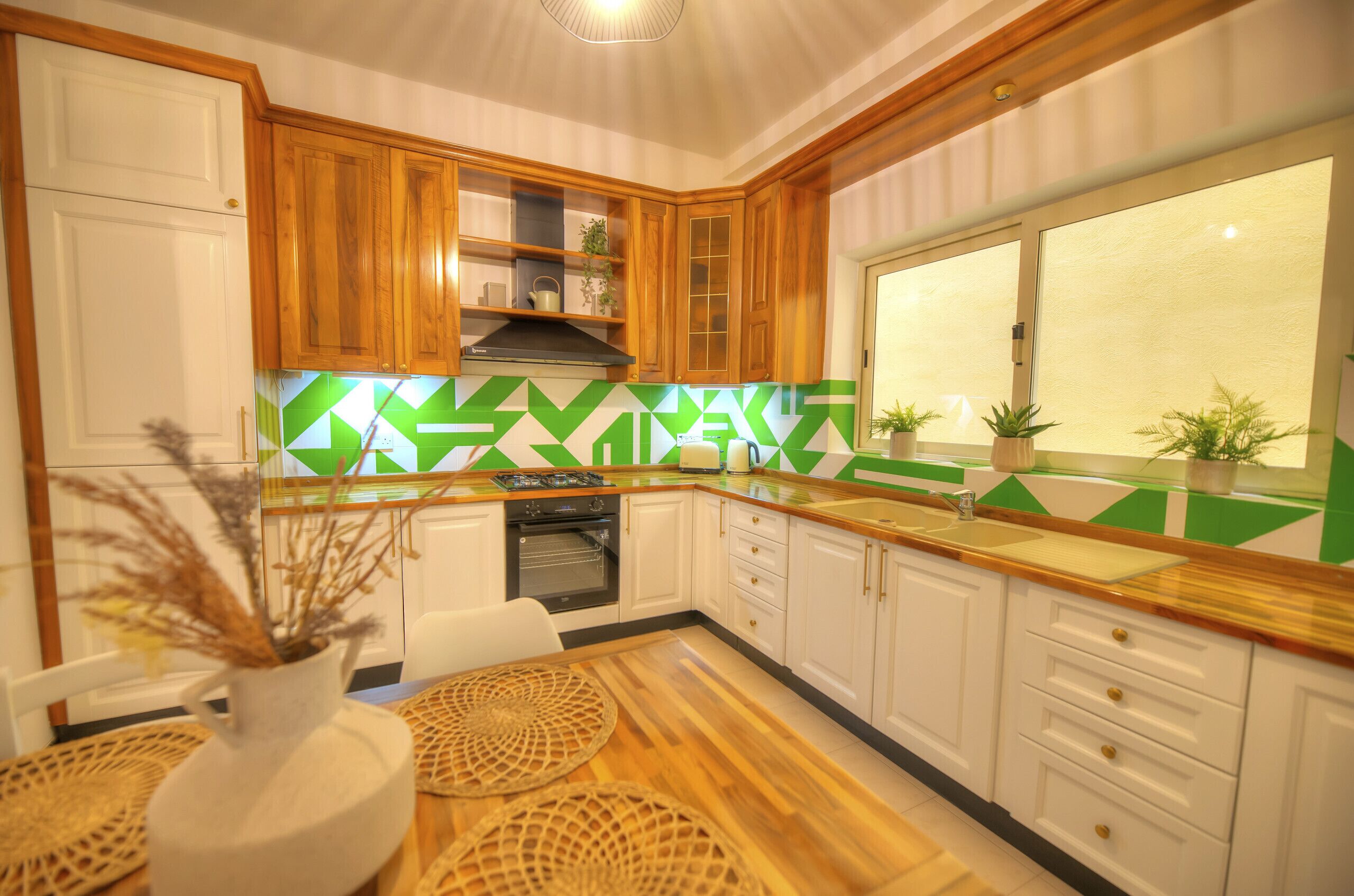 Kjøleskap, mikrobølgeovn, ovn og oppvaskmaskin