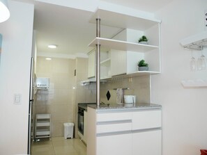 Refrigerador, microondas, horno, placa de cocina