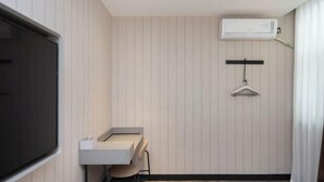 A modern bathroom with a large mirror, a toilet, and a shower area. - HanTing Hotel (Shanghai Jing'an Daning Park) (Shanghai)