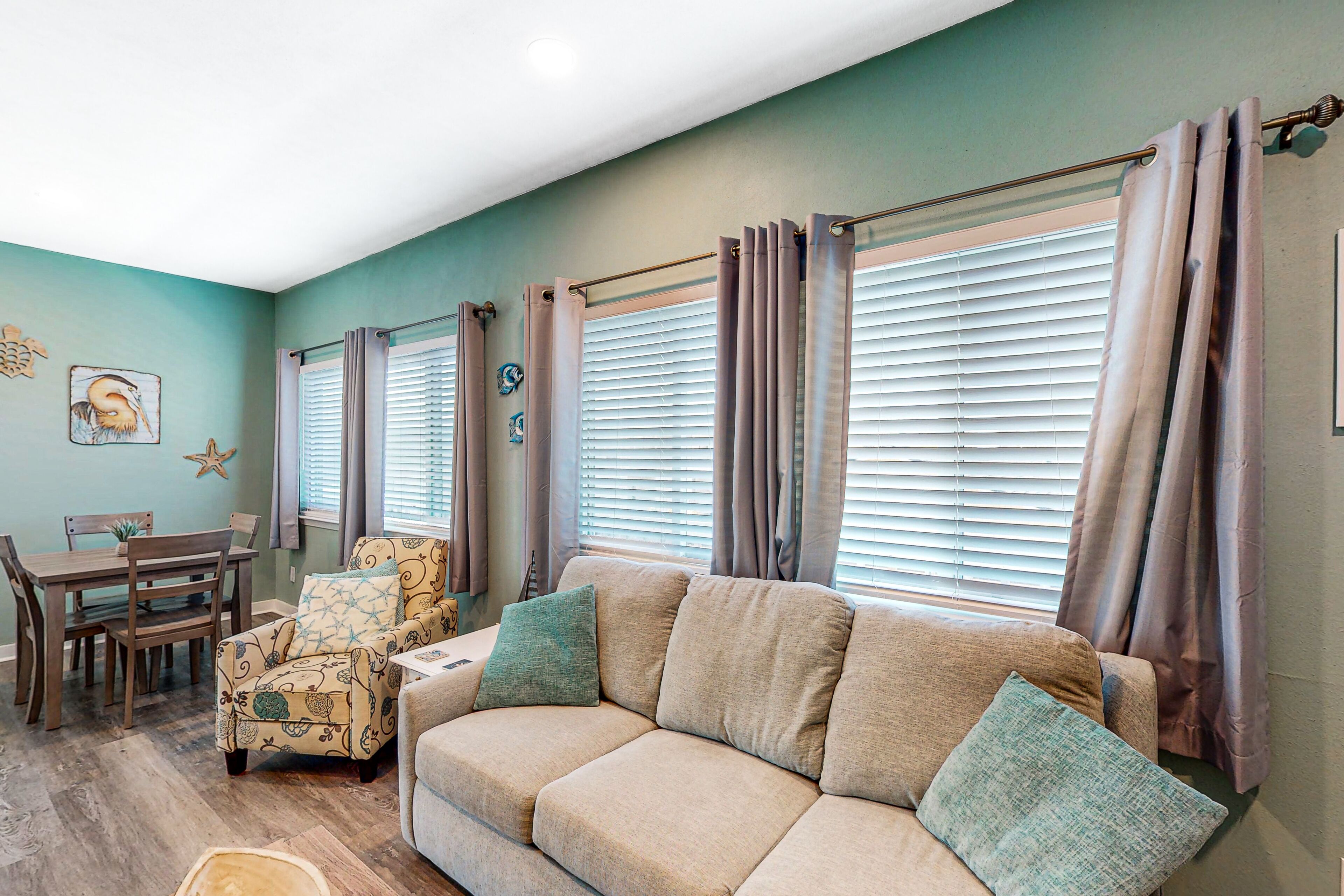 Emerald Coast condo with central AC & full kitchen - walk to beach