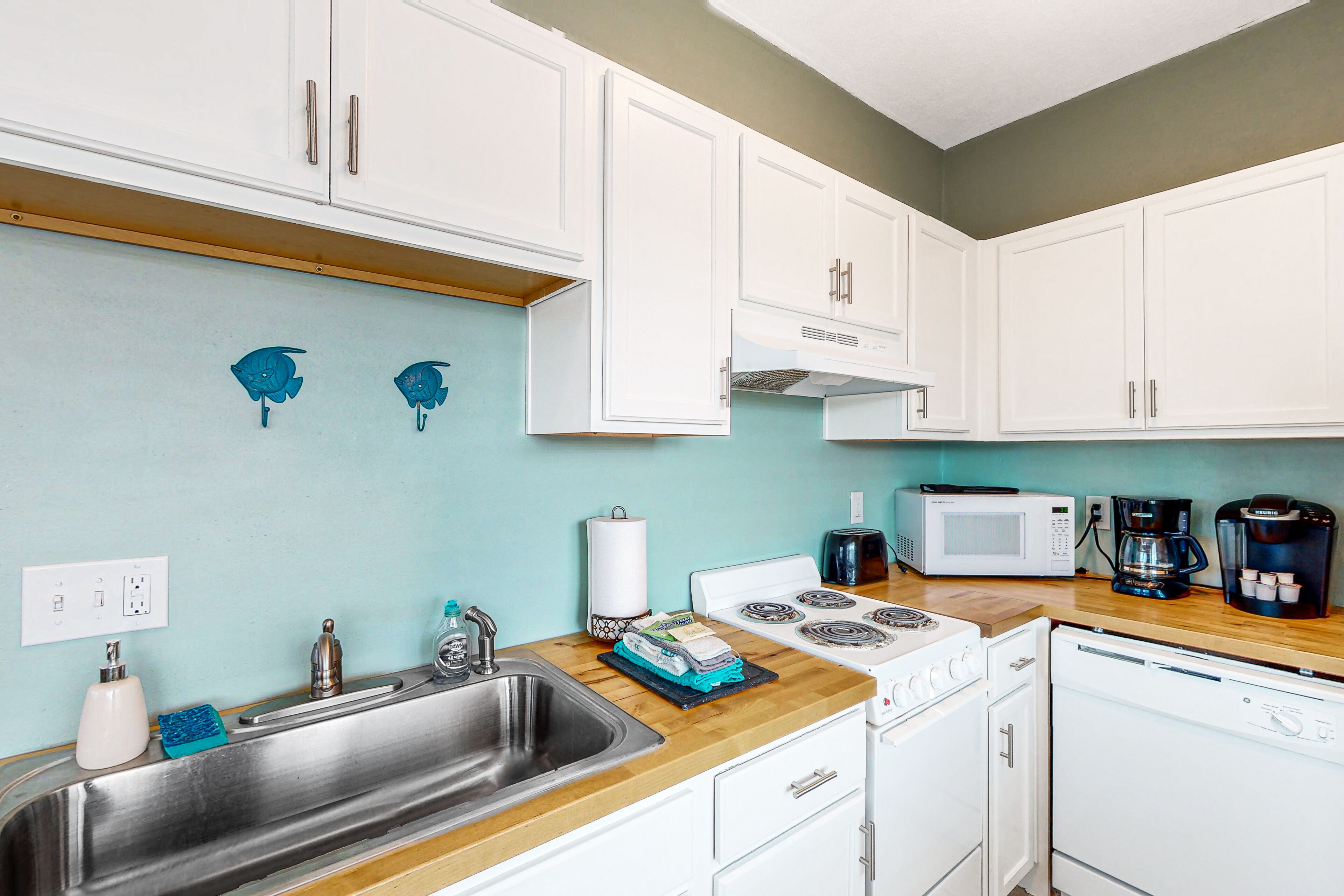 Emerald Coast condo with central AC & full kitchen - walk to beach