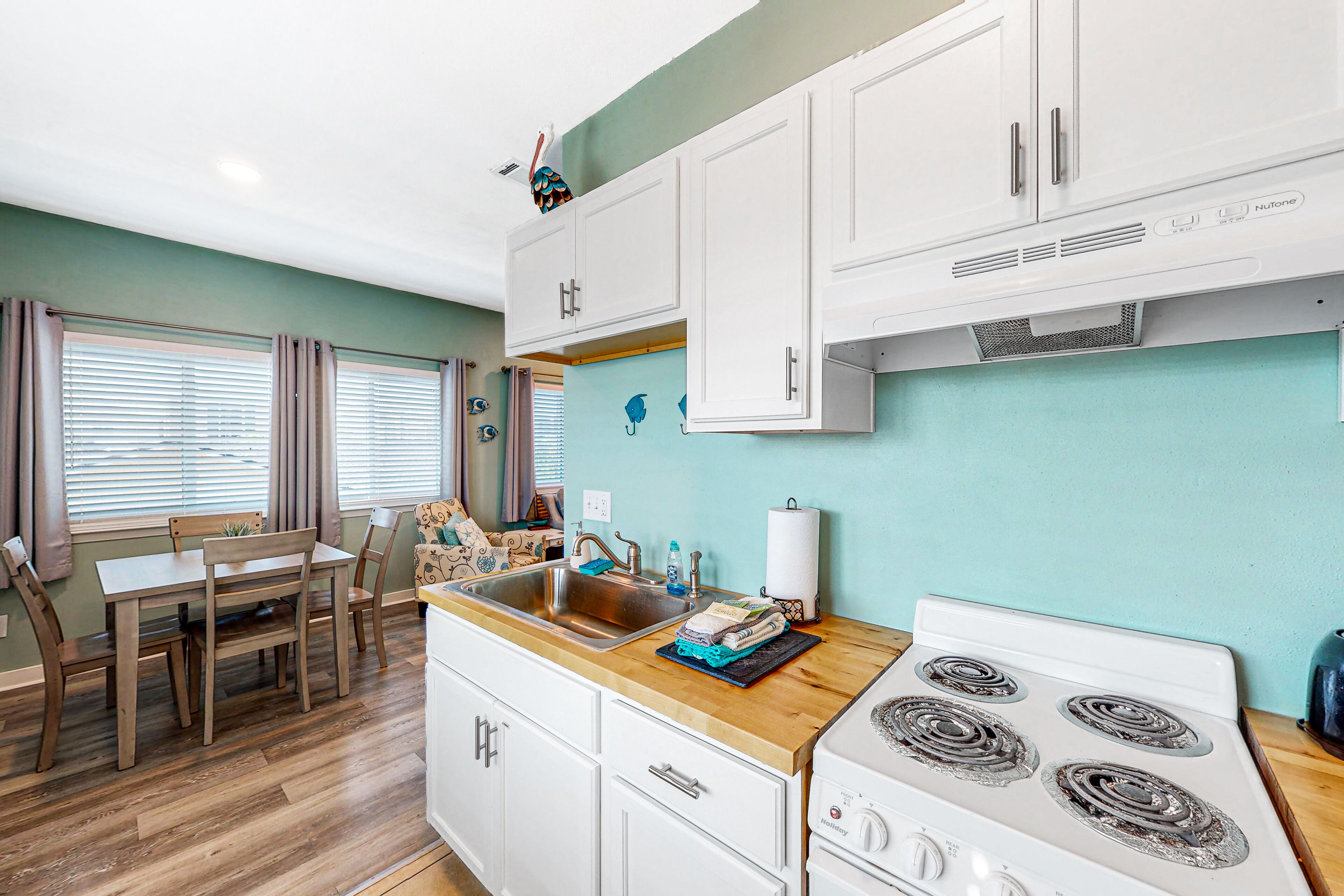 Emerald Coast condo with central AC & full kitchen - walk to beach