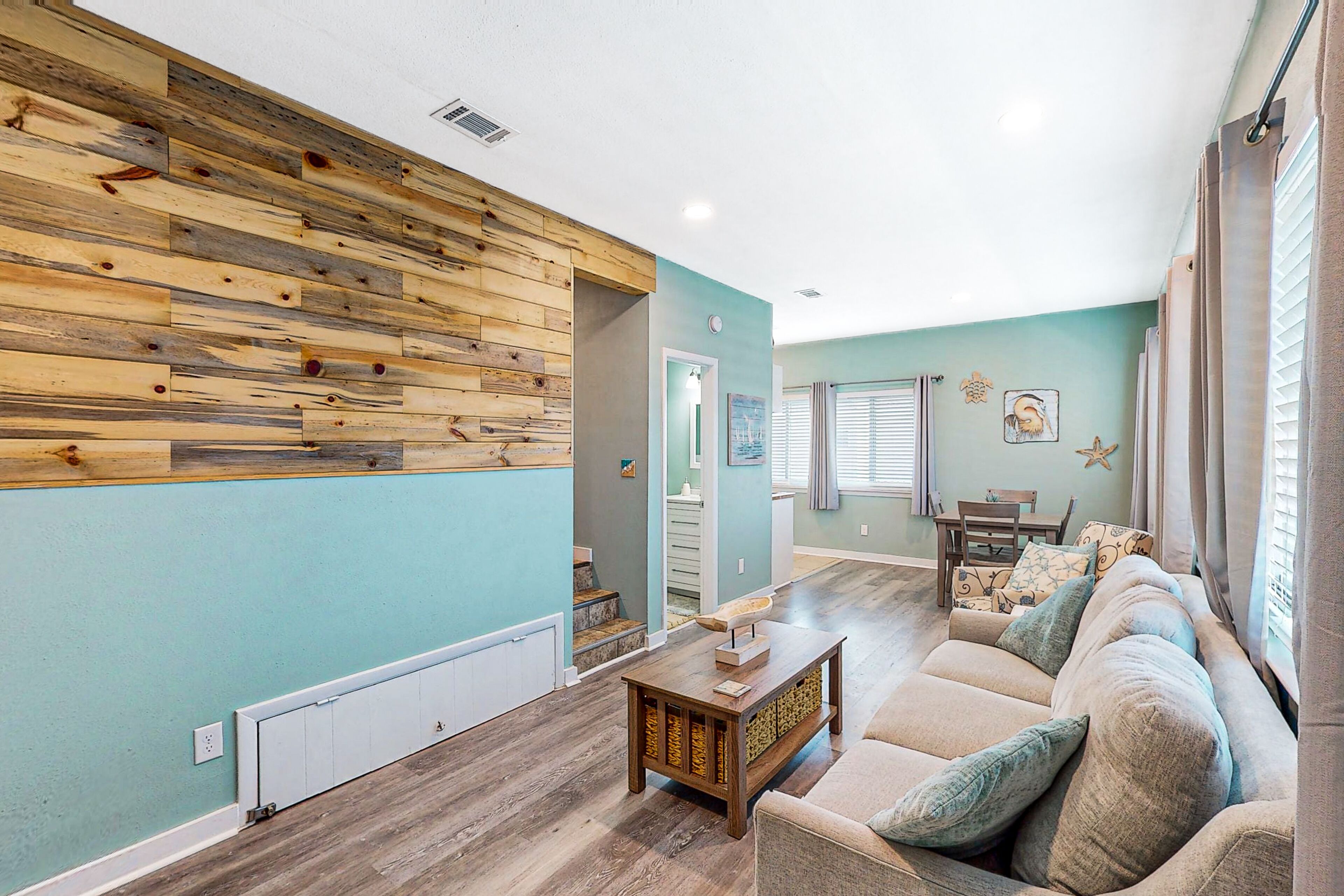 Emerald Coast condo with central AC & full kitchen - walk to beach