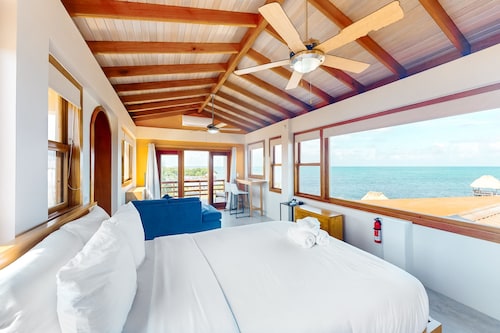 Panoramic loft with beach, pool, canoe, dock, & grill access - scenic balcony