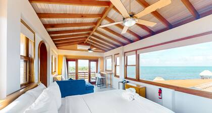 Panoramic loft with beach, pool, canoe, dock, & grill access - scenic balcony