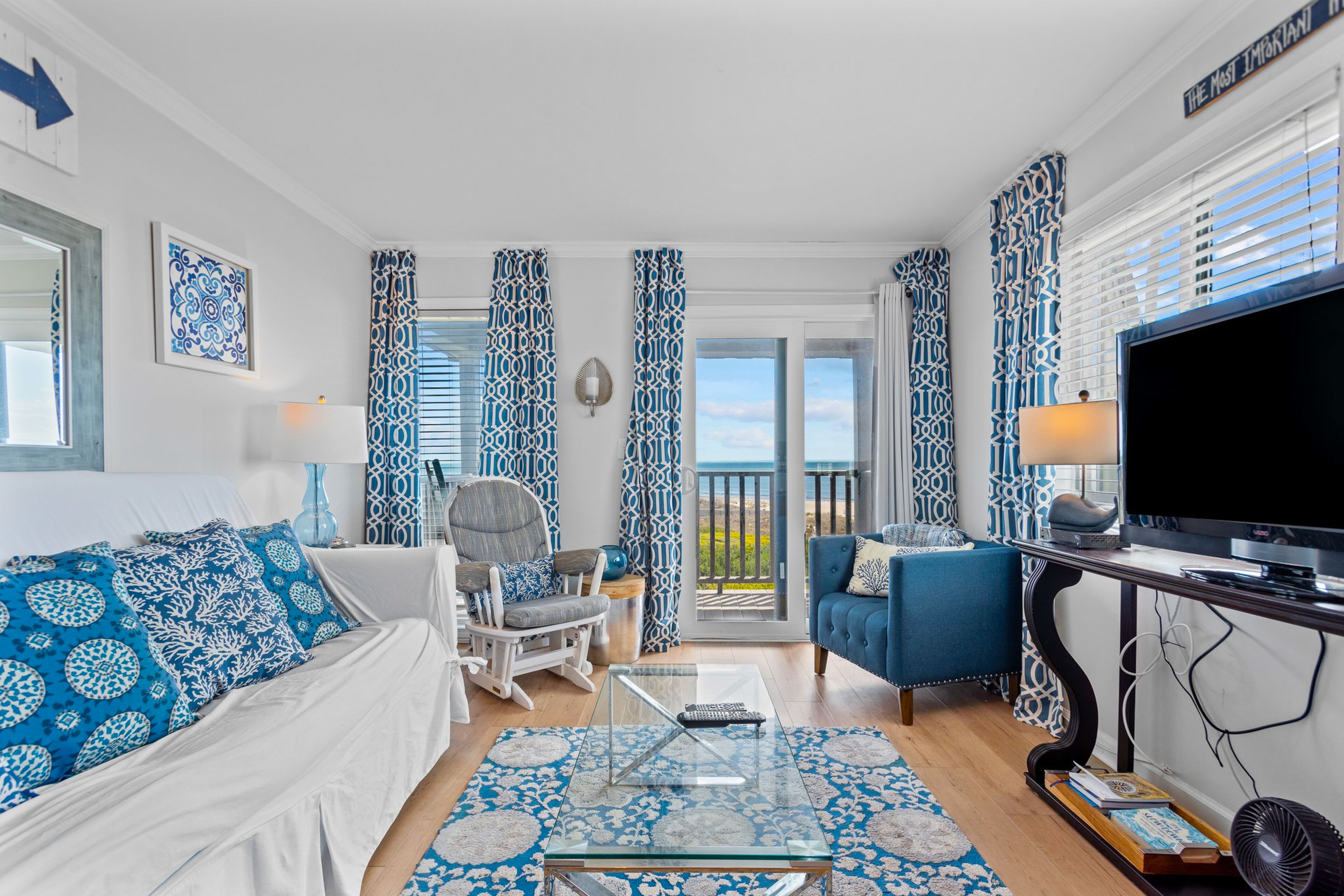 Comfortable ocean view condo with pool, washer/dryer, balcony, & full kitchen