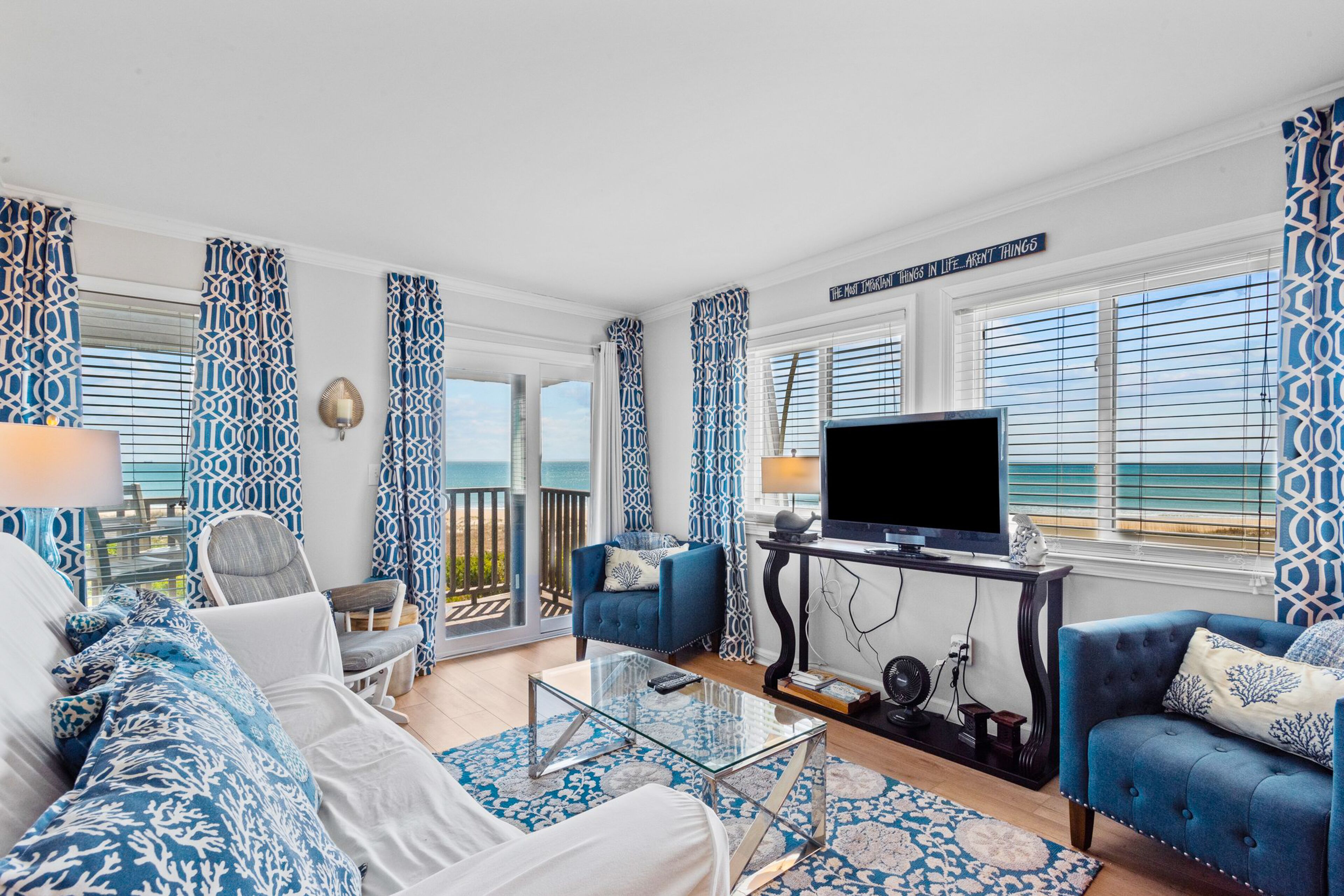 Comfortable ocean view condo with pool, washer/dryer, balcony, & full kitchen