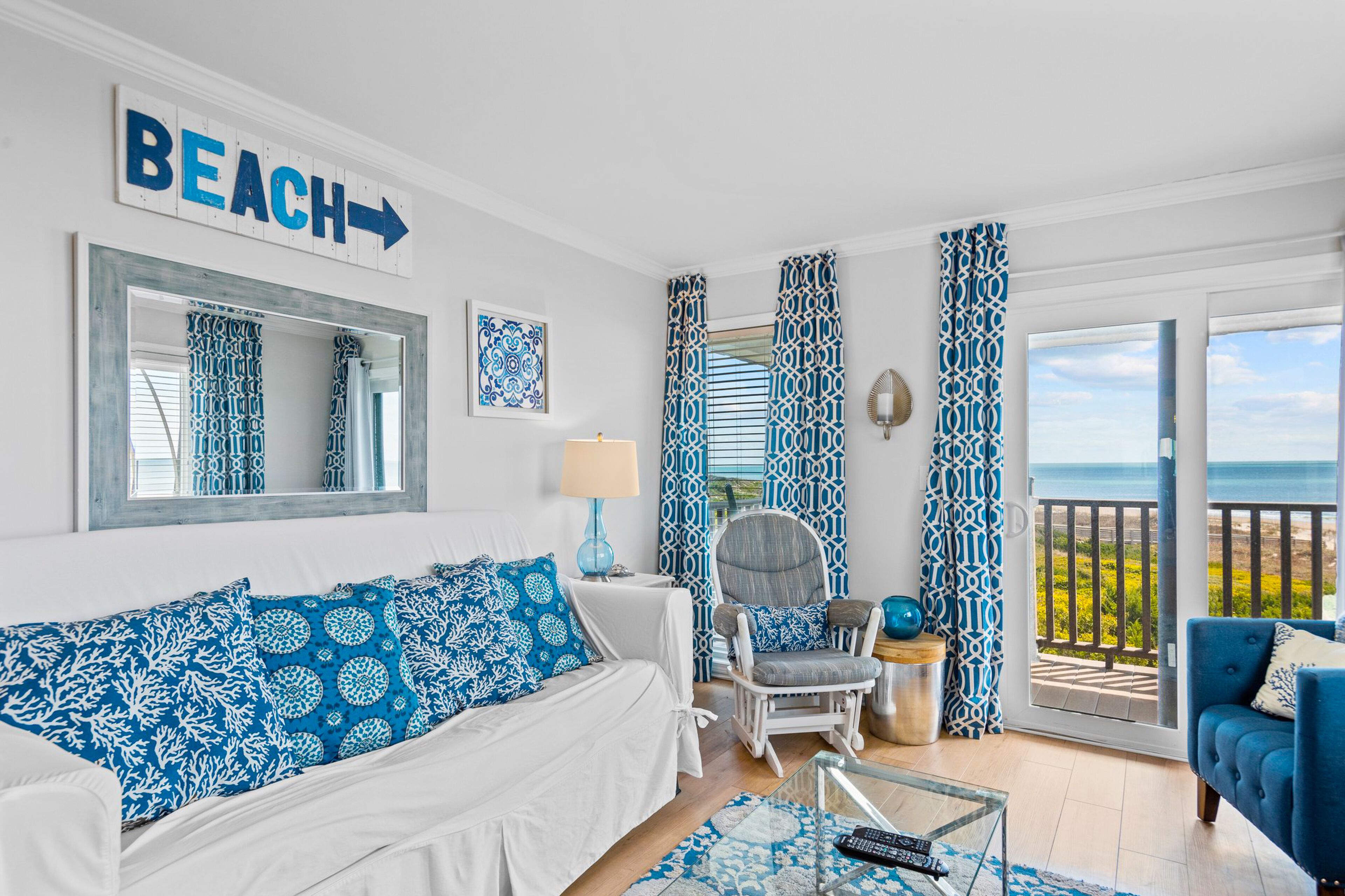 Comfortable ocean view condo with pool, washer/dryer, balcony, & full kitchen