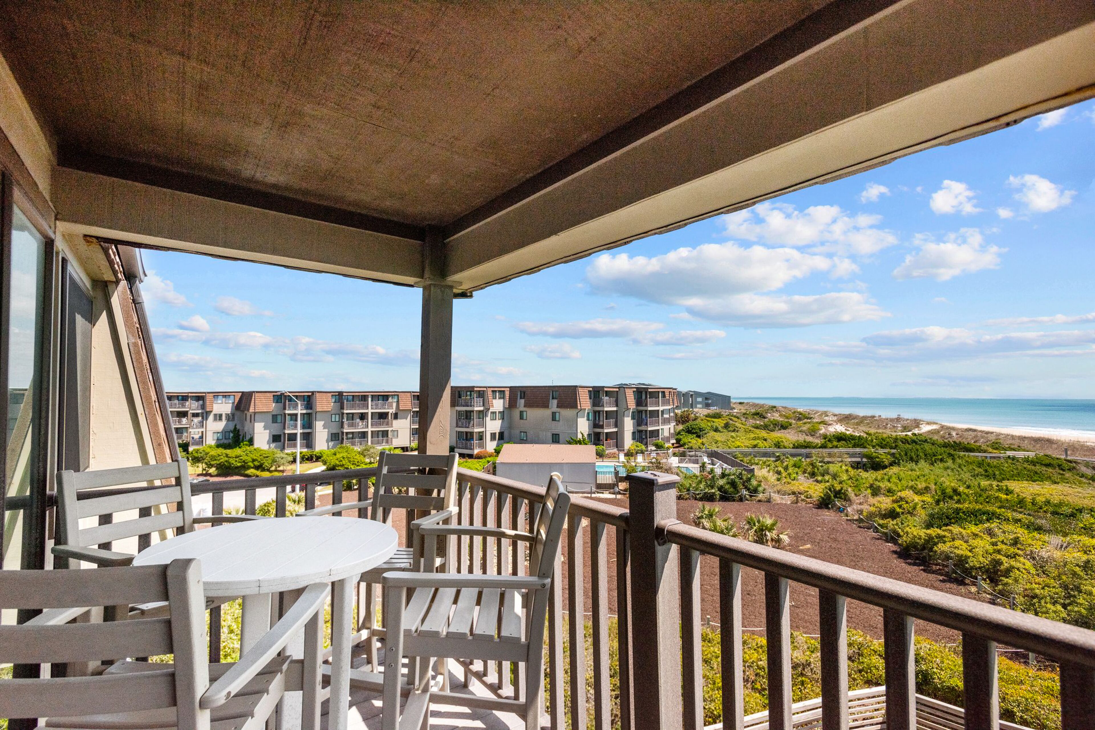 Comfortable ocean view condo with pool, washer/dryer, balcony, & full kitchen