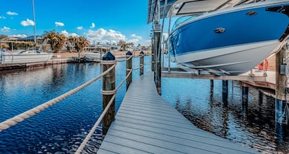 Waterfront Escape- Spacious 4 Bedroom Canal Home minutes to Ft Myers Beach