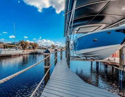 Waterfront Escape- Spacious 4 Bedroom Canal Home minutes to Ft Myers Beach
